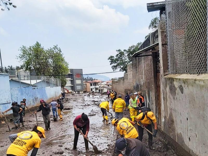 Как волонтеры помогали справляться с последствиями стихийного бедствия в столице Эквадора - Кито