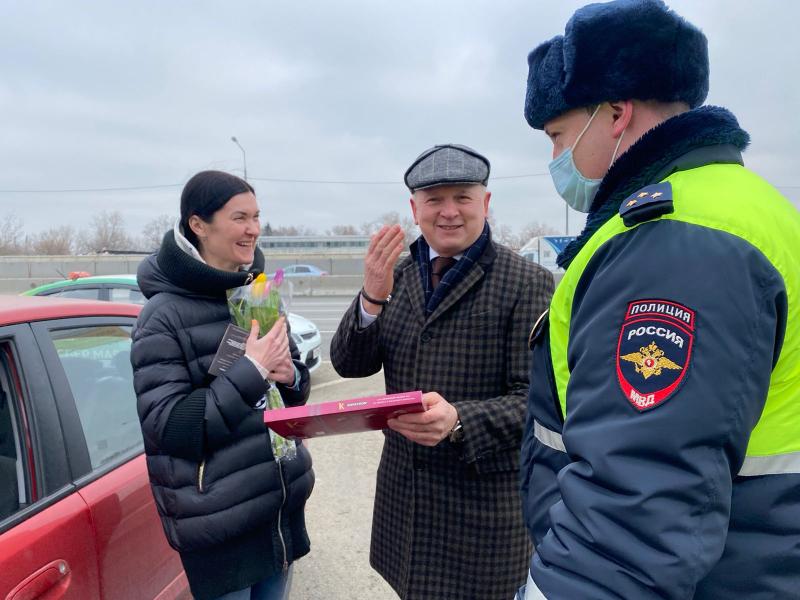 Члены Общественного совета при УВД по ЮАО приняли участие в проводимой полицейскими всероссийской ежегодной акции МВД России «8 Марта - В каждый Дом»