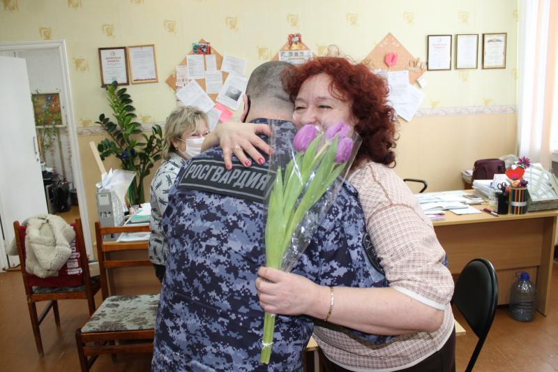 В Кирове сотрудники Росгвардии поздравили учителей подшефных учреждений с Международным женским днем
