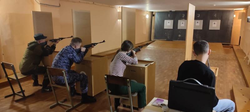 В Башкирии ко Дню ветерана войск правопорядка росгвардейцы провели соревнования по стрельбе между ветеранами и кадетами профильных классов