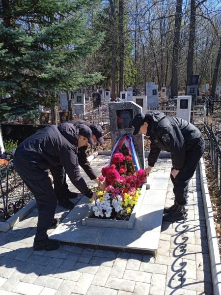 В Башкирии сотрудники СОБР Росгвардии почтили память погибших сослуживцев