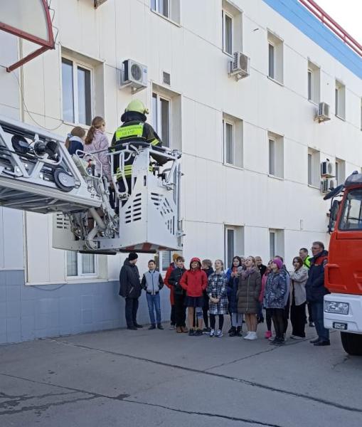 Студенты колледжа узнали до какого этажа дотягивается пожарная лестница