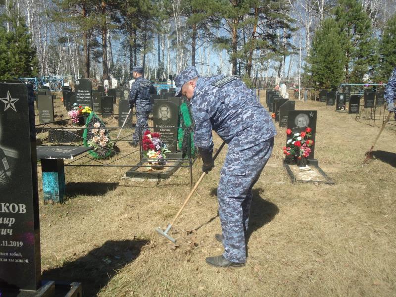 Росгвардейцы привели в порядок места воинских захоронений в Зиме