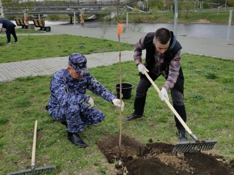 Росгвардейцы высадили на Урале молодые деревья в память о погибших сотрудниках правопорядка