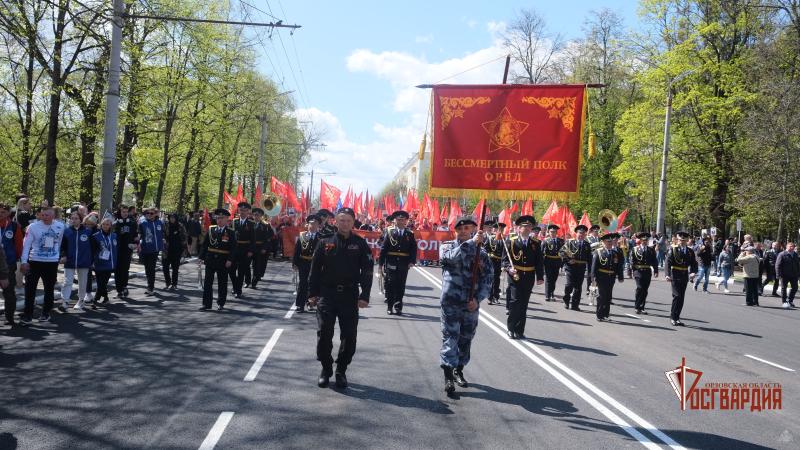 КОМАНДИРЫ ОМОН И СОБР ПРОНЕСЛИ ШТАНДАРТ ОРЛОВСКОЙ ОБЛАСТИ ВО ГЛАВЕ ШЕСТВИЯ БЕССМЕРТНОГО ПОЛКА