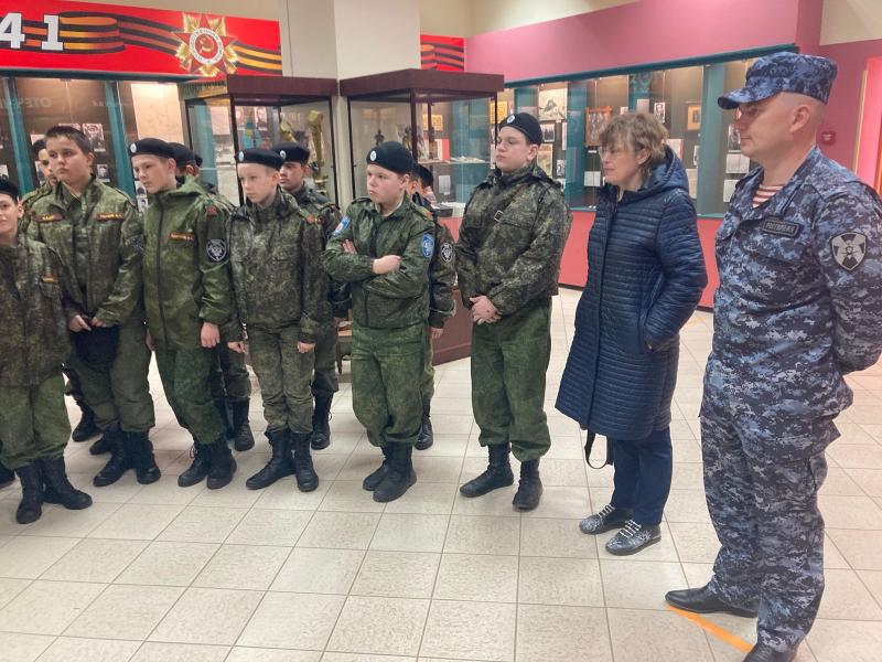 В Волоколамске сотрудники Росгвардии посетили музей вместе с кадетами из подшефной организации