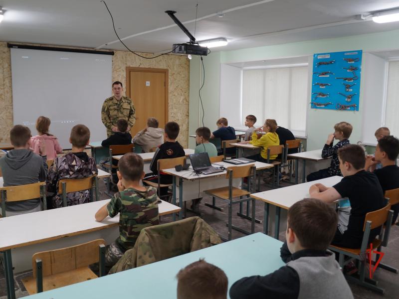 Военнослужащие Росгвардии рассказали школьникам Северска о Дне России