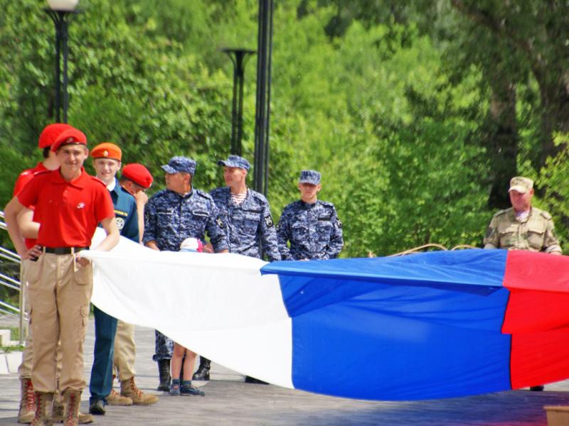При участии росгвардейцев в Абакане развернут тридцатиметровый российский флаг