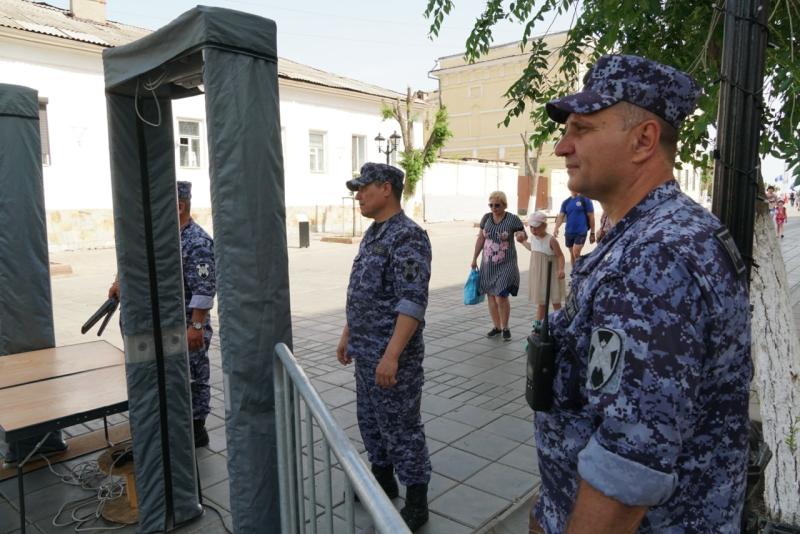 В Оренбурге сотрудники и военнослужащие Росгвардии обеспечили безопасность граждан на митинге-концерте патриотической направленности