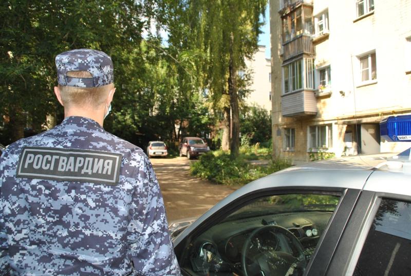 В Кирове росгвардейцы задержали гражданина, подозреваемого в краже и находящегося в розыске