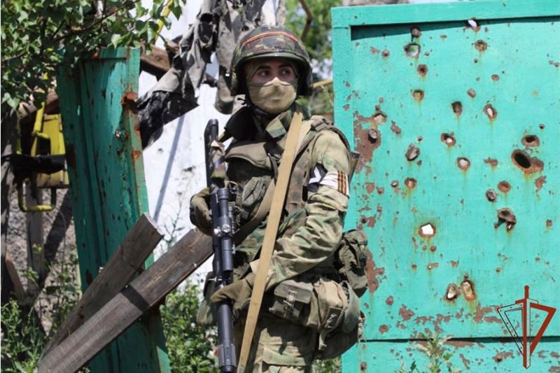 Росгвардейцы изъяли большое количество вооружения из тайников в Харьковской области