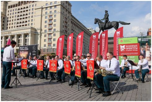 Оркестр Росгвардии выступил около памятника Жукову на Манежной площади