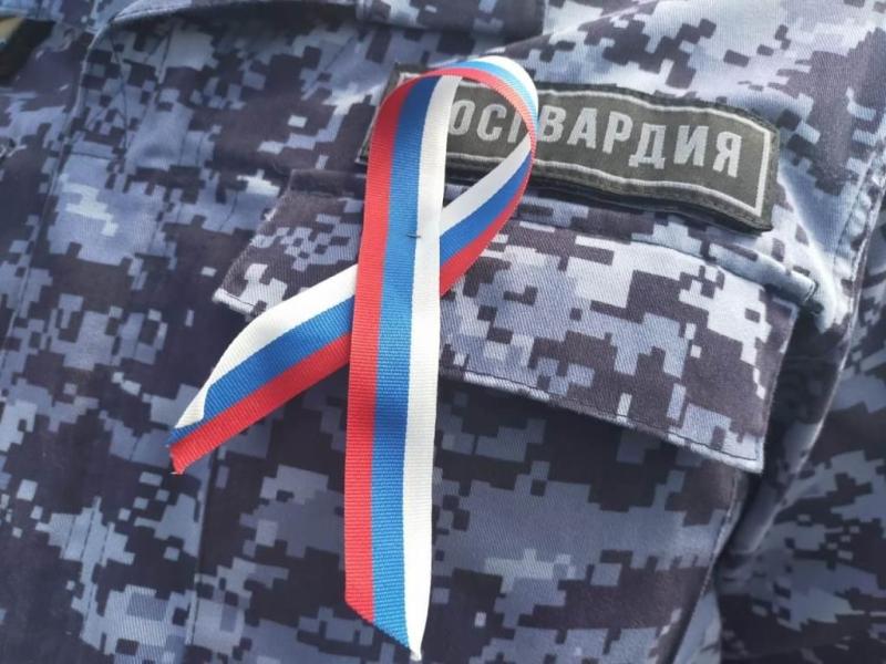 Патриотическая акция, посвященная Дню Государственного флага России, стартовала в Уральском округе Росгвардии