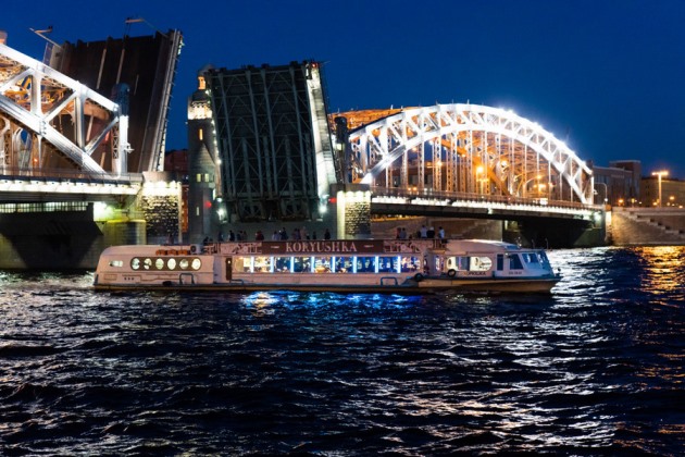 В Петербурге вырос спрос на водные экскурсии под разводными мостами