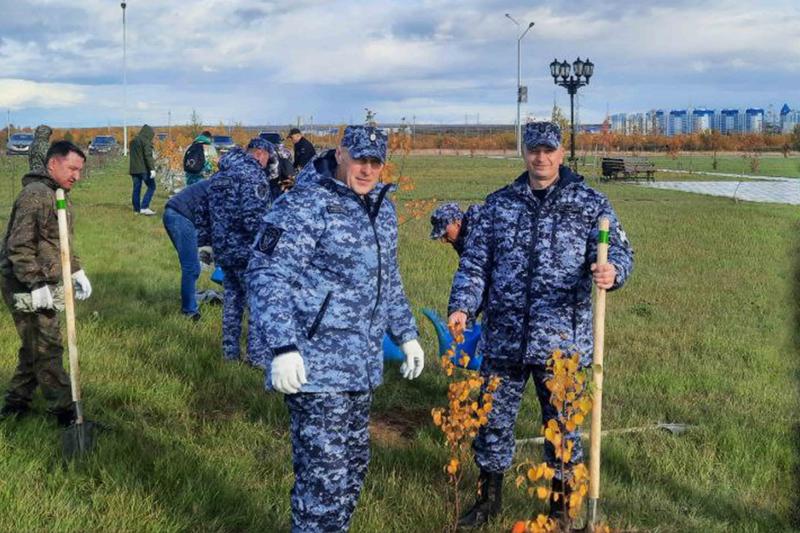 Росгвардейцы озеленили Парк Победы в Салехарде в память о героях Сталинградской битвы (ВИДЕО)