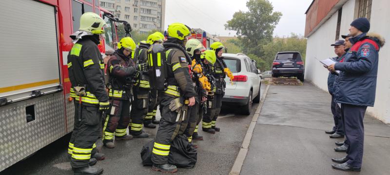 Пожарные ПСО№203 провели занятие в многоквартирном жилом доме