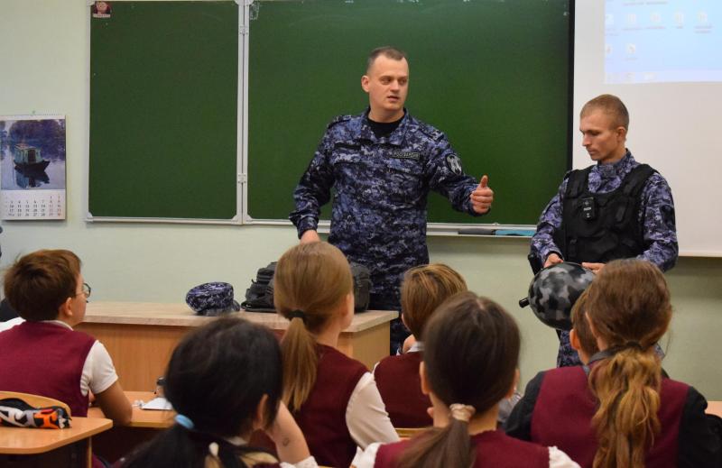 В Нижнем Новгороде офицеры вневедомственной охраны провели урок безопасности для юного поколения