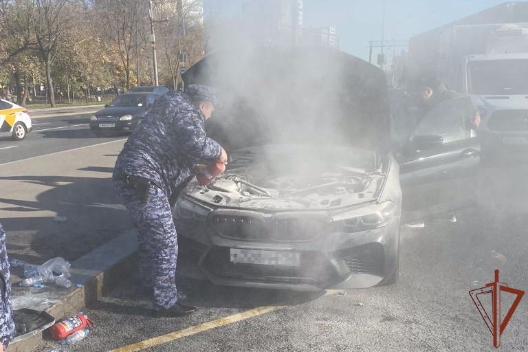 РОСГВАРДЕЙЦЫ ПОМОГЛИ МОСКВИЧУ СПРАВИТЬСЯ С ВОЗГОРАНИЕМ АВТОМОБИЛЯ