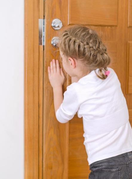Не пугайте ребенка своими эмоциями: спасатели рассказали, как действовать родителям, если случайно захлопнулась дверь