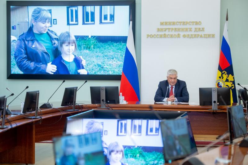 Огонь, вода и неравнодушные сердца. Владимир Колокольцев вручил награды сотрудникам, которые спасли погибавших людей