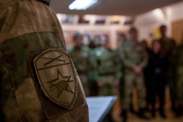Бойцы отряда спецназа «Оберег» Уральского округа Росгвардии провели экскурсию для воспитанников военно-патриотического клуба