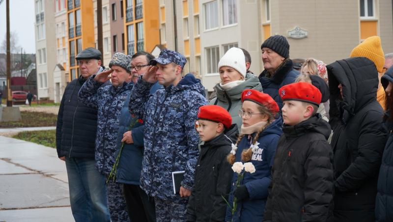 В Кирове открыли мемориальную доску сотруднику вневедомственной охраны Росгвардии, погибшему при исполнении служебного долга