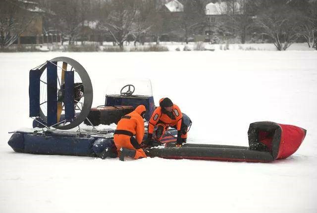 Опасный шаг: как спасатели готовятся к зимней службе на воде