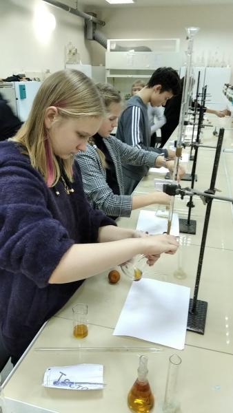 Школьники Самары попробовали себя в профессии лаборант химического анализа.