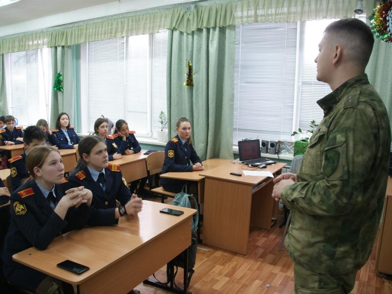 Урок мужества ко Дню неизвестного солдата провели росгвардейцы в Хакасии