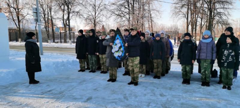 В Башкирии кадеты росгвардейского класса возложили цветы к памятнику Неизвестного солдата