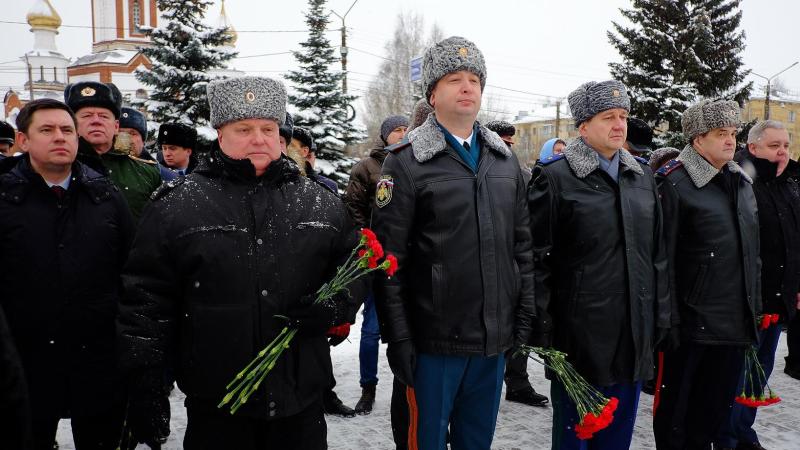 В Кирове росгвардейцы приняли участие в торжественных мероприятиях, посвященных Дню Героев Отечества
