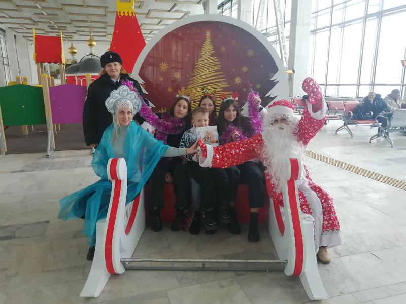 На Белорусский вокзал столицы прибыл Полицейский Дед Мороз