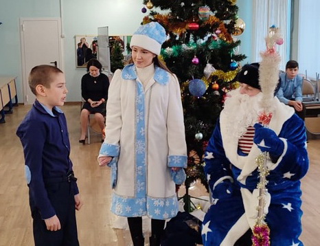 Кировские росгвардейцы поздравили своих подшефных с Новым годом