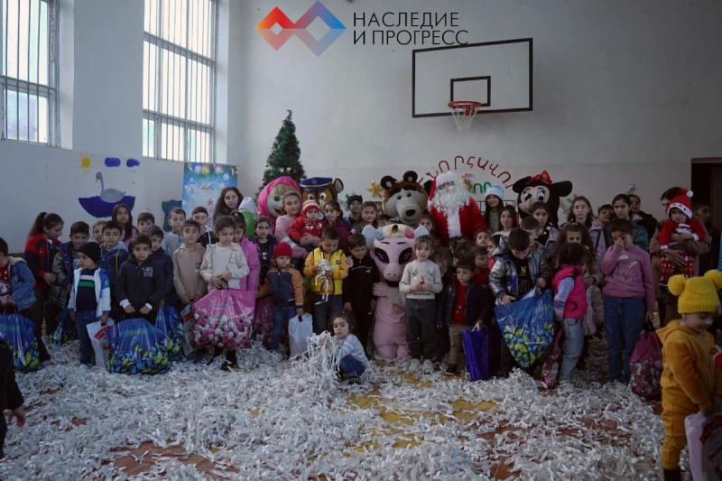 В приграничных сёлах Нагорного Карабаха прошли новогодние праздники для детей с участием Деда Мороза. Фоторяд