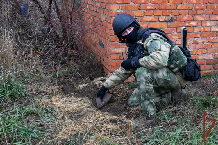 Челябинские росгвардейцы уничтожили тайник со взрывоопасными предметами в Запорожской области