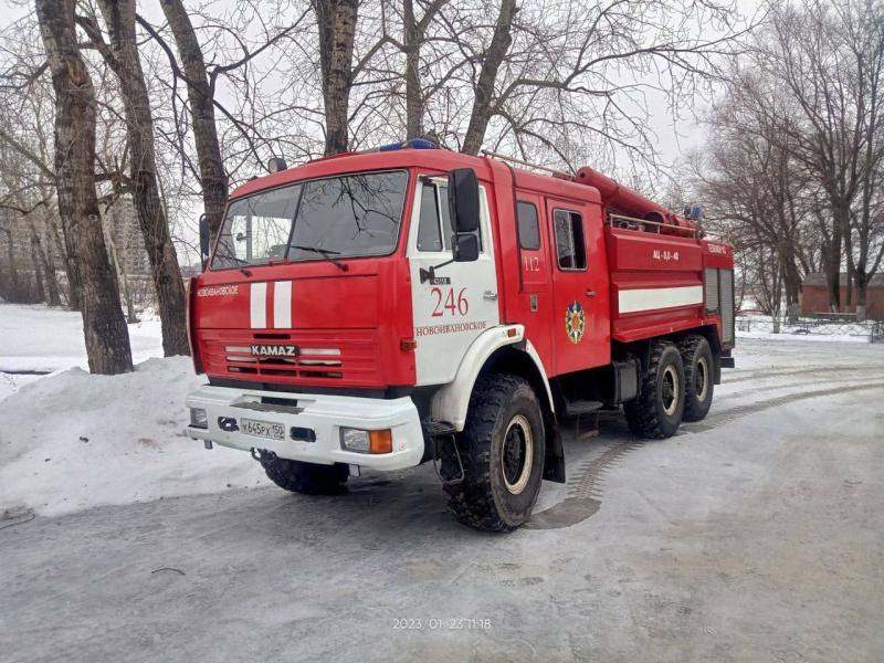 Работники ГКУ МО «Мособлпожспас» транспортировали женщину в машину скорой помощи