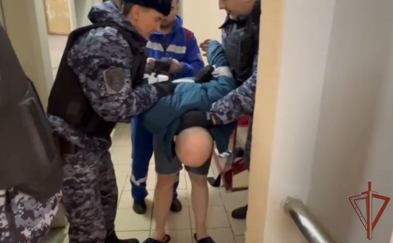 СОТРУДНИКИ РОСГВАРДИИ В МОСКВЕ ПОМОГЛИ БРИГАДЕ СКОРОЙ ПОМОЩИ УСМИРИТЬ БУЙНОГО ПАЦИЕНТА