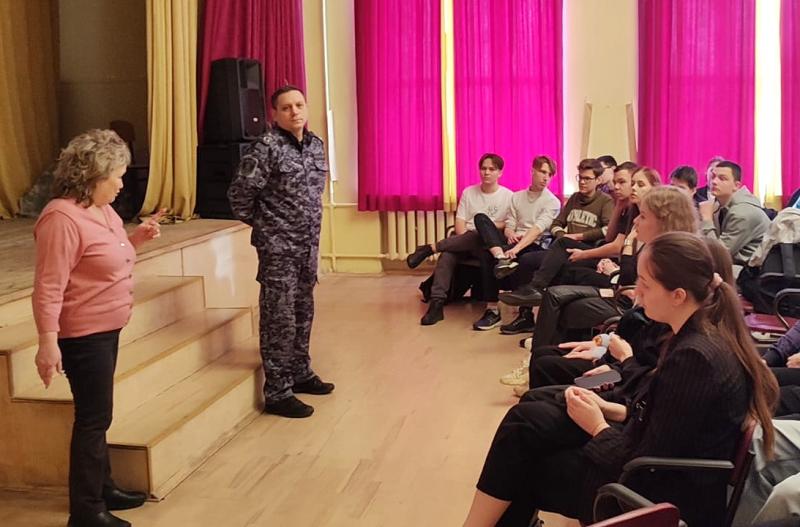 В Кирове росгвардейцы рассказали гимназистам о службе во вневедомственной охране
