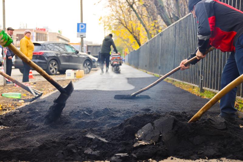 Реутов будет москвой последние новости. Укладка асфальта. Рабочий асфальт. Ремонт дорог Солнечный. Средний ремонт дороги.