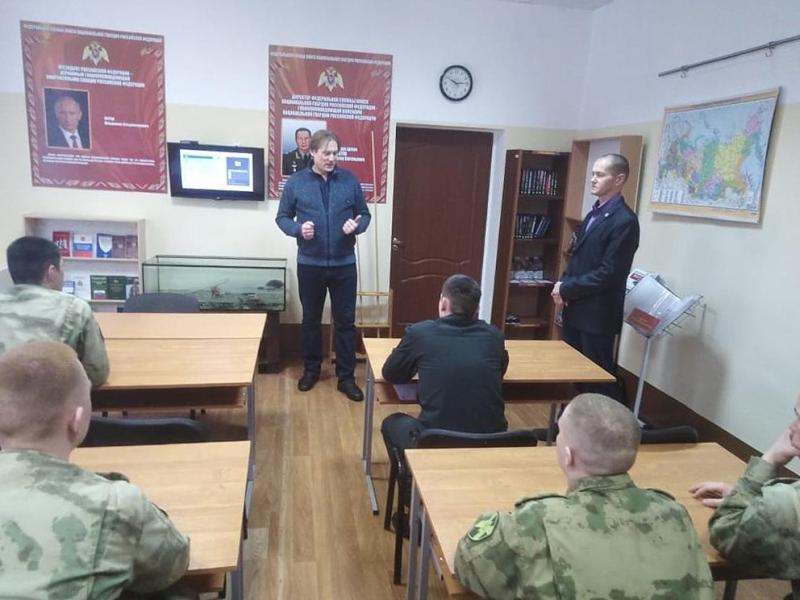 Совет ветеранов кировской части Росгвардии организовал встречу личного состава с известным режиссером
