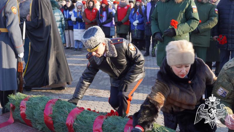В День защитника Отечества руководство Управления Росгвардии по Саратовской области возложило цветы к Вечному Огню