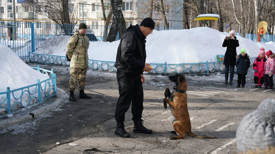 Ульяновские росгвардейцы познакомили дошколят со служебной собакой
