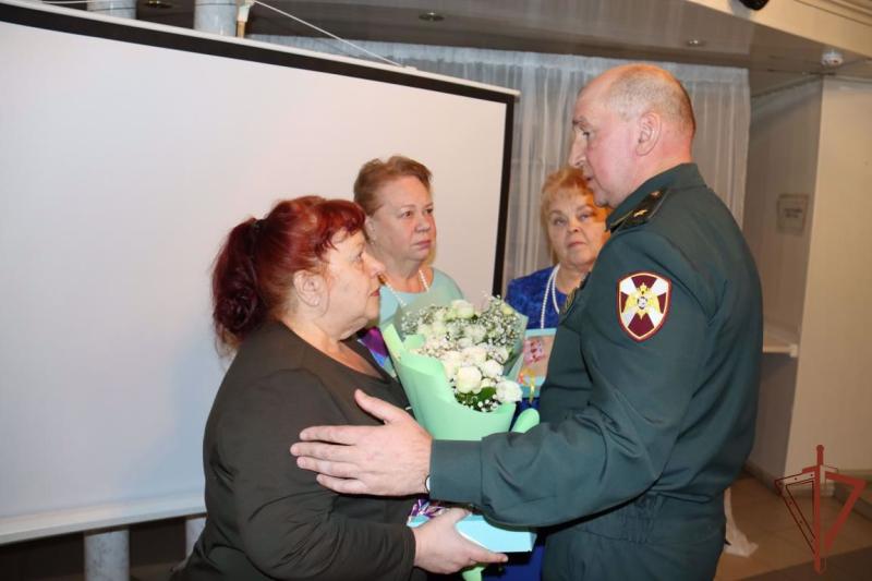 Заместитель командующего Уральским округом провел встречу с матерями и вдовами погибших росгвардейцев