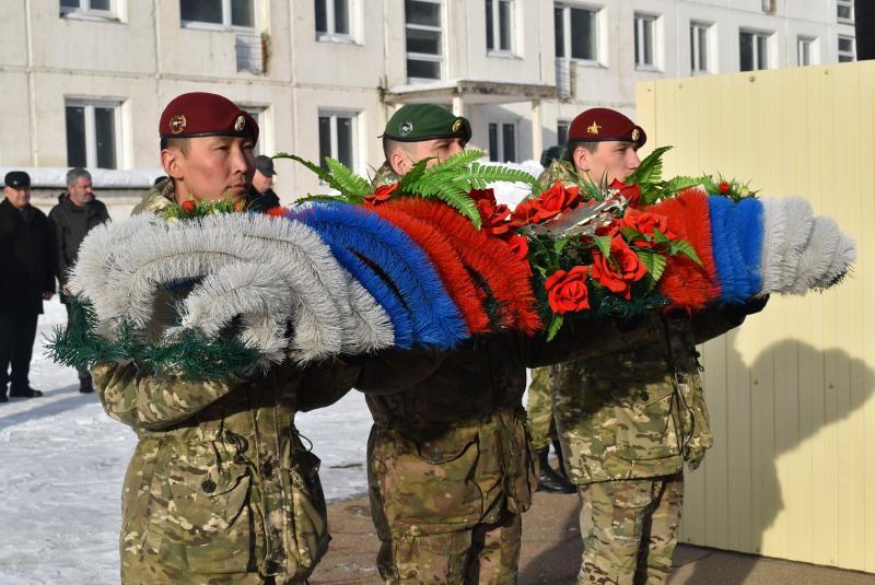 Военнослужащие Росгвардии из Ангарска почтили память кавалера ордена Мужества майора Василия Потапова, погибшего при исполнении воинского долга