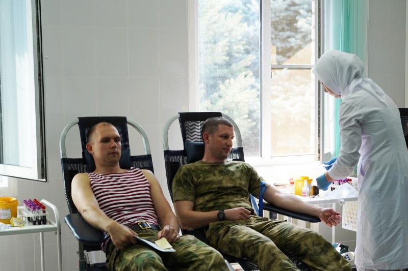 В Грозном росгвардейцы стали донорами крови
