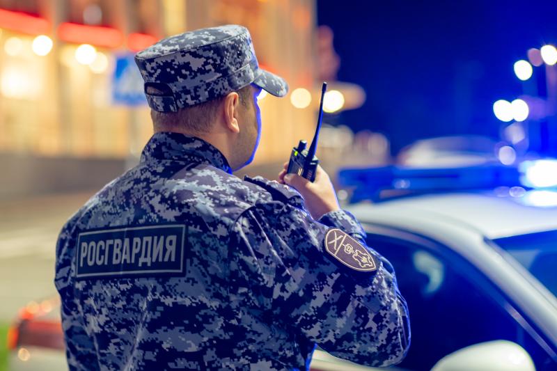 Сотрудники Росгвардии пресекли неправомерные действия нарушителей около караоке-бара в Краснодаре