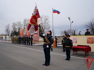 В воинской части Северского соединения Росгвардии прошла церемония крепления полотнища Боевого знамени к древку