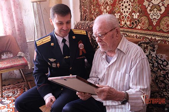 Орловские росгвардейцы поздравили ветерана-фронтовика с 78-летием Победы