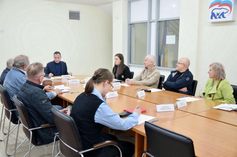 К депутату ЗСК Виктору Теплякову с идеей о создании экспертного совета обратились художники Сочи