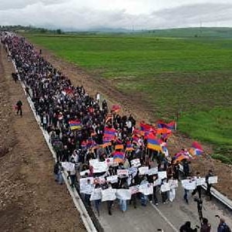 В Корнидзоре многотысячное шествие движется к армяно-арцахской границе. Фото